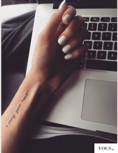 delikatny napis tatuaż na ręce