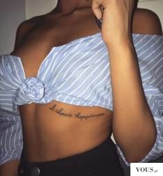 tatuaż pod piersią