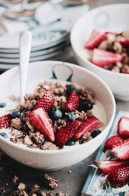 Pyszne śniadanie płatki z jogurtem i owocami – truskawki i borówki – idealne na diecie