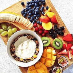 Mnóstwo pysznych owoców z jogurtem i płatkami – idealne śniadanie na diecie inspiracja