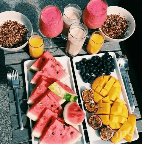 idealne śniadanie na początek dnia, owoce i koktajle