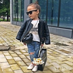 Moda dziecięca 2015 – młoda blogereczka modowa, skórzana kurtka, jeansy z dziurami