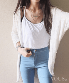 Wysoki stan – jeansy idealne do białej koszulki