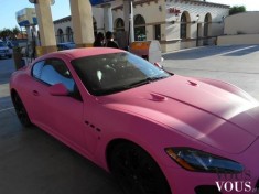Różowy sportowy samochód