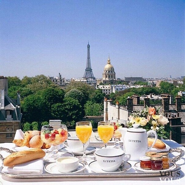 Wykwintne śniadanie z widokiem na Wieżę Eiffla