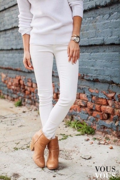 Białe spodnie idealnie pasują do zgrabnych nóg