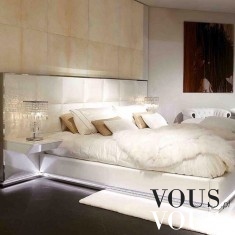 Duże łóżko z poduszkami, biała pościel , stylowa sypialnia