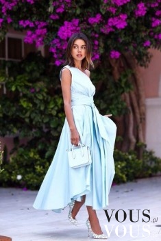 Piękna kobieca sukienka w kolorze błękitu