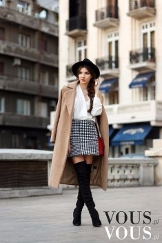 Modna stylizacja z beżowym płaszczem i czarnymi kozakami