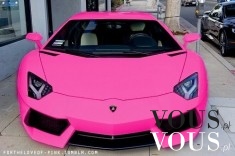 Sportowy samochód, auto w kolorze róż
