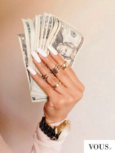 Kasa money, dużo pieniędzy, długie białe piękne paznokcie