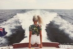 Blondynka na łodzi