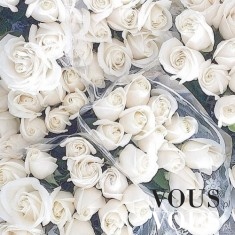 Białe róże. Doskonała dekoracja.