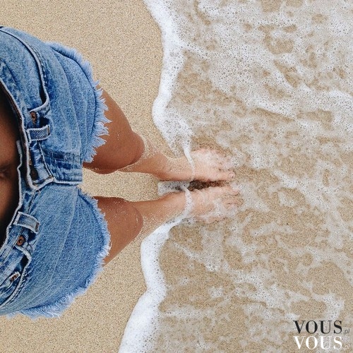 Wakacje na plaży to świetny pomysł, zgrabne nogi podkreślone krótkimi dżinsowymi szortami