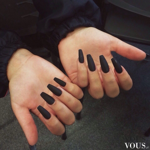 Długie paznokcie pomalowane czarnym matowym lakierem.