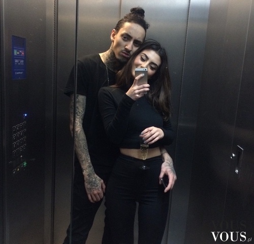 Zakochani w windzie. Zdjęcie z ukochanym.