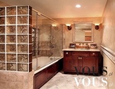 Luksusowe wnętrze. Łazienka z dużą kabiną prysznicową.