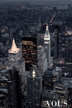 Wysokie wieżowce. Panorama miasta- oświetlone budynki.