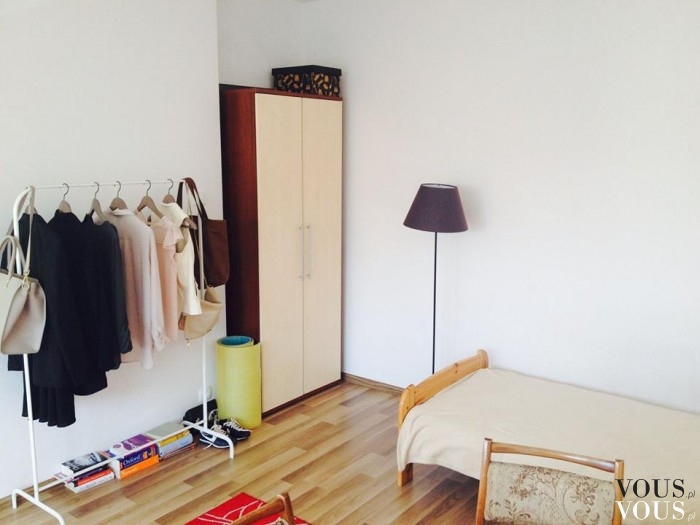 Pokój z garderobą- w minimalistycznym stylu