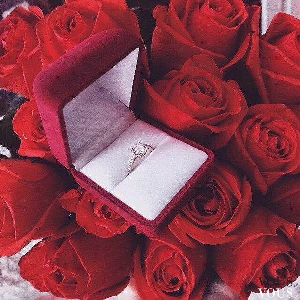 Pierścionek zaręczynowy w różach, pomysł na oświadczyny