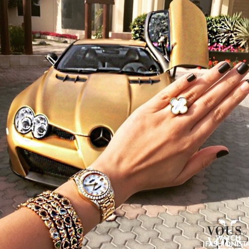 Złota biżuteria do kompletu ze złotym sportowym Mercedesem