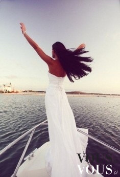 Modelka na statku w długiej białej sukni
