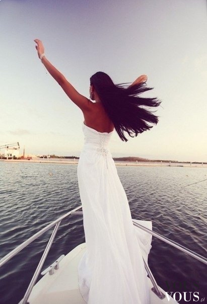 Modelka na statku w długiej białej sukni
