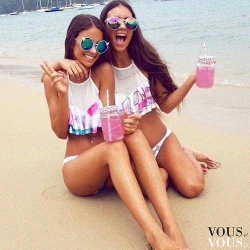 Dwie przyjaciółki na plaży z drinkiem. Wakacje w pełni