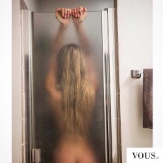 Dziewczyna pod prysznicem, kobieta z długimi blond włosami – juliastambler – The BES ...