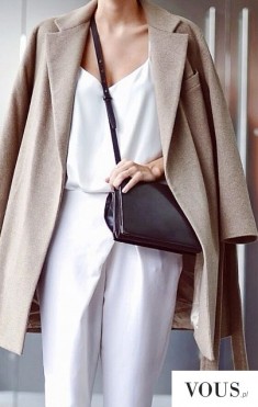 Śliczna prosta stylizacja, biały kombinezon, beżowy płaszcz i prosta mała torebka.