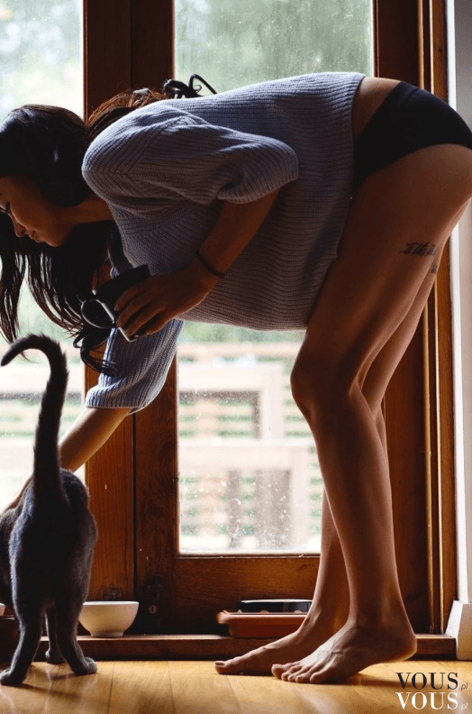 Leniwy poranek z kotem i kubkiem gorącej kawy