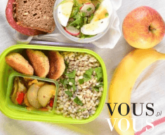 Dzienny dietetyczny jadłospis- sałatka, pieczywo, kasza z warzywami oraz owoce