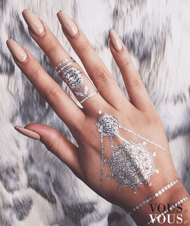Srebrny tatuaż zdobiący dłoń