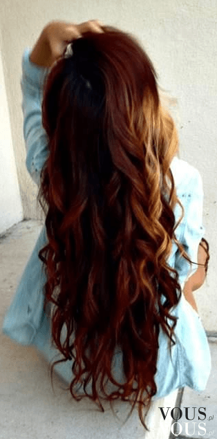 Piękne kasztanowe falowane włosy