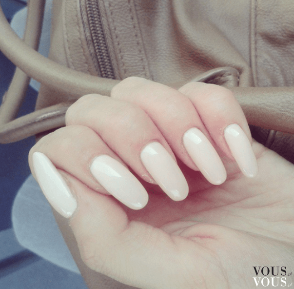 Długie paznokcie pomalowane na biało