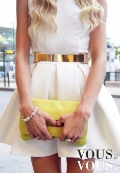 Żółta kopertówka jest świetnym dodatkiem do białej mini sukienki