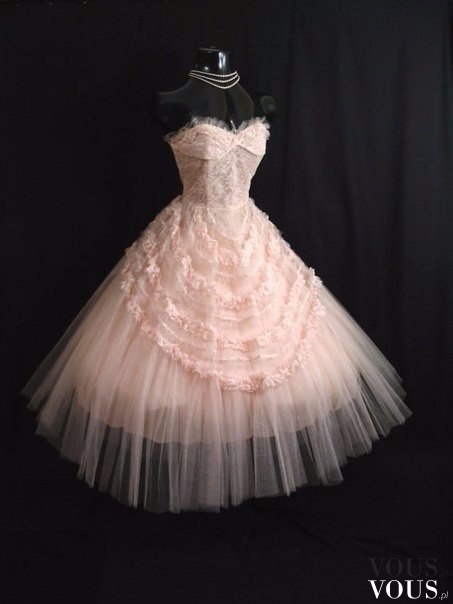 Różowa balowa sukienka