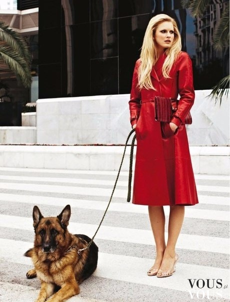 Spacer z psem. Kobieta w czerwonym płaszczu