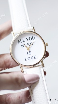 Zegarek ze sklepu OTIEN, biały zegarek z napisem – love