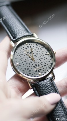 Zegarek z napisem dostępny w sklepie OTIEN www.otien.com