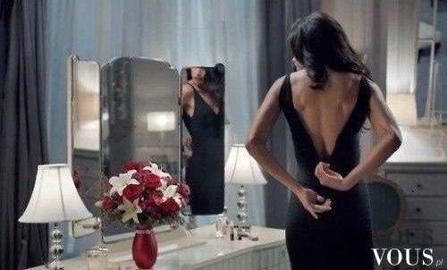 Kobieta przed lustrem- przygotowania do przyjęcia