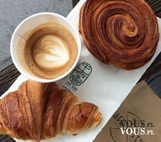 kawa i croissant, śniadanie po francusku, francuskie śniadanie