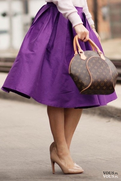 Fioletowa stylizacja, jakie kolory są modne w tym sezonie, fioletowa spódnica z kolano, styl retro