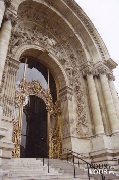 brama do pięknego starego kościoła