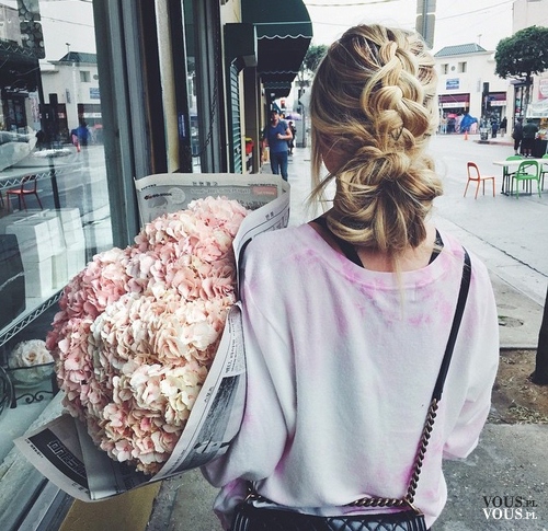 Wielki bukiet róż dla dziewczyny z piękną fryzurą , kok z warkoczem , bukiet kwiatów