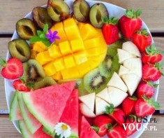 zdrowa przekąska, owoce, ułożenie owoców na talerzu