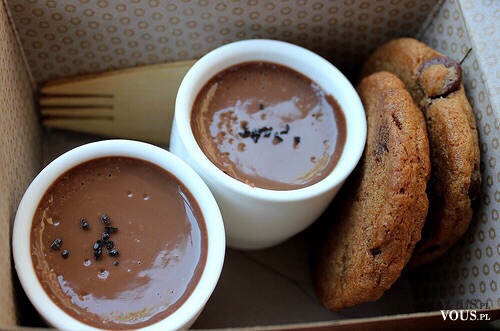gorąca czekolada i ciasteczka, budyń czekoladowy, słodki deser
