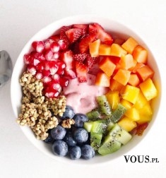 zdrowa słodka przekąska, owoce z jogurtem, pożywne drugie śniadanie