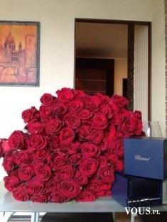 ogromny bukiet czerwonych róż, kwiaty na prezent