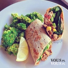Zdrowy obiad, brokuły na obiad, kanapka z kurczakiem i warzywami, zdrowe jedzenie